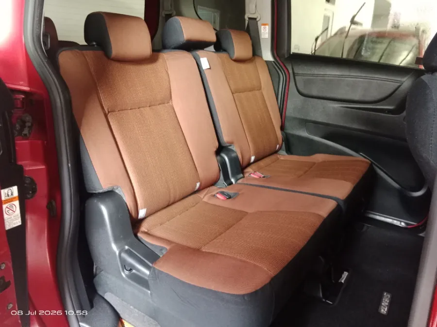 Foto Mobil Bekas Kabin Belakang Toyota Sienta 1.5 V tahun 2017