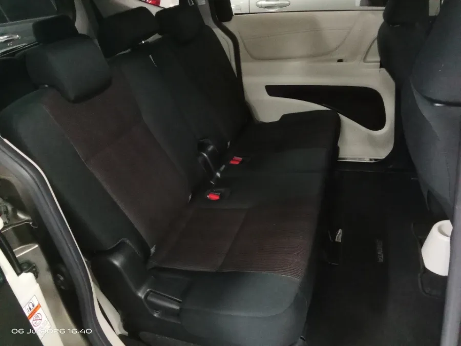 Foto Mobil Bekas Kabin Belakang Toyota Sienta 1.5 V tahun 2017