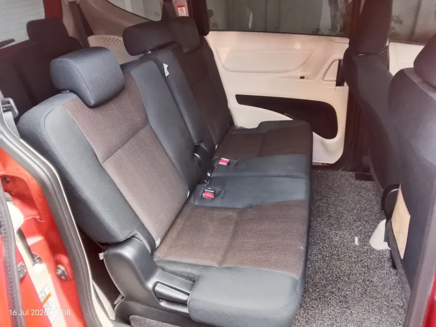 Foto Mobil Bekas Kabin Belakang Toyota Sienta 1.5 V tahun 2017