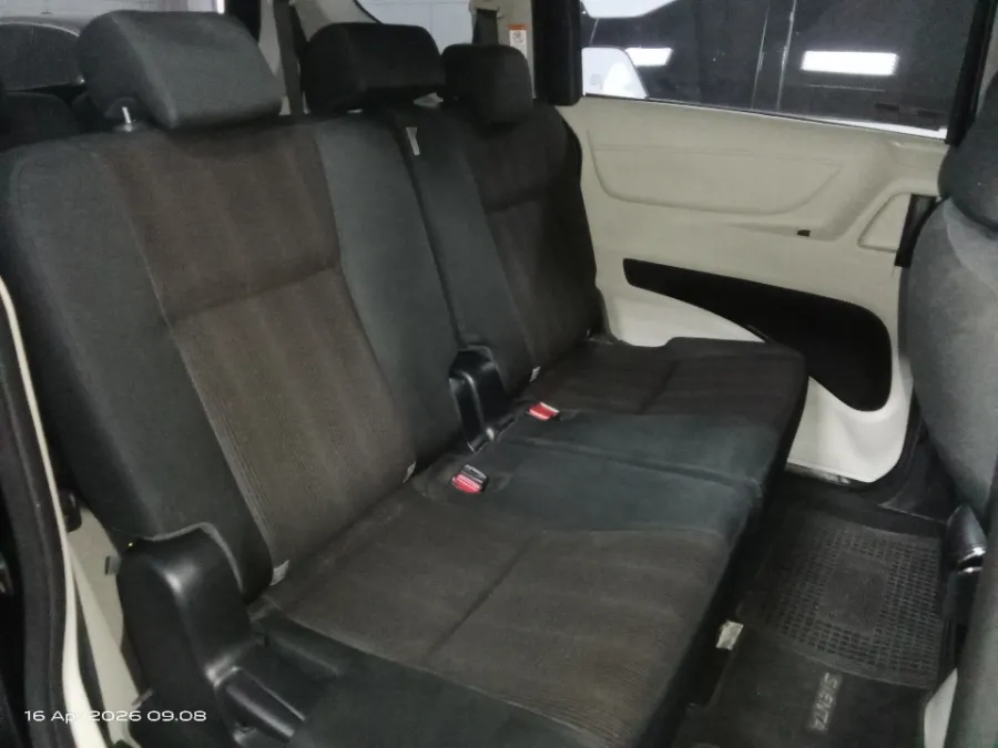 Foto Mobil Bekas Kabin Belakang Toyota Sienta 1.5 V tahun 2017
