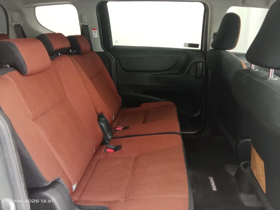 Foto Mobil Bekas Kabin Belakang Toyota Sienta 1.5 V tahun 2017