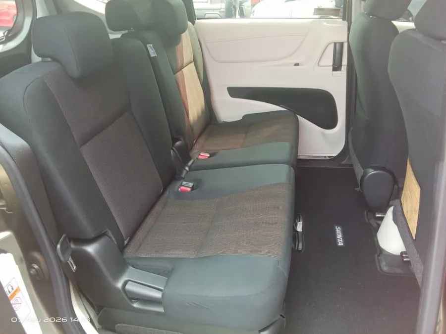 Foto Mobil Bekas Kabin Belakang Toyota Sienta 1.5 V tahun 2017