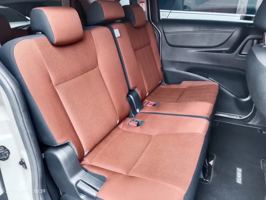 Foto Mobil Bekas Kabin Belakang Toyota Sienta 1.5 V tahun 2017