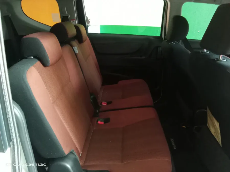 Foto Mobil Bekas Kabin Belakang Toyota Sienta 1.5 V tahun 2017