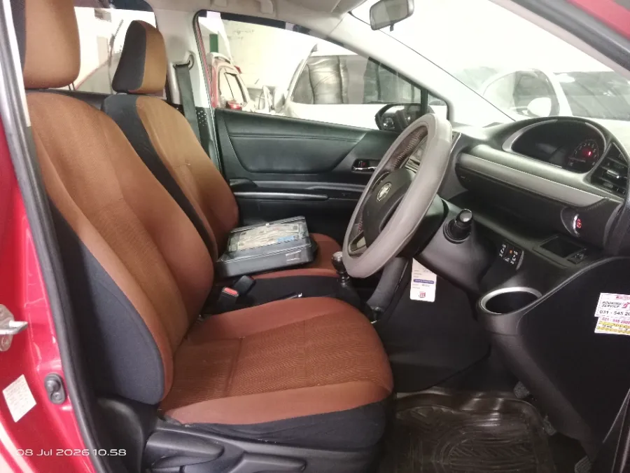 Foto Mobil Bekas Kabin Depan Toyota Sienta 1.5 V tahun 2017