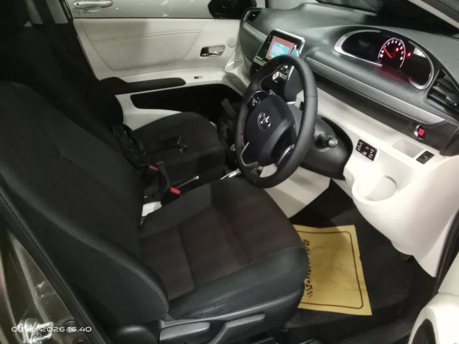 Foto Mobil Bekas Kabin Depan Toyota Sienta 1.5 V tahun 2017
