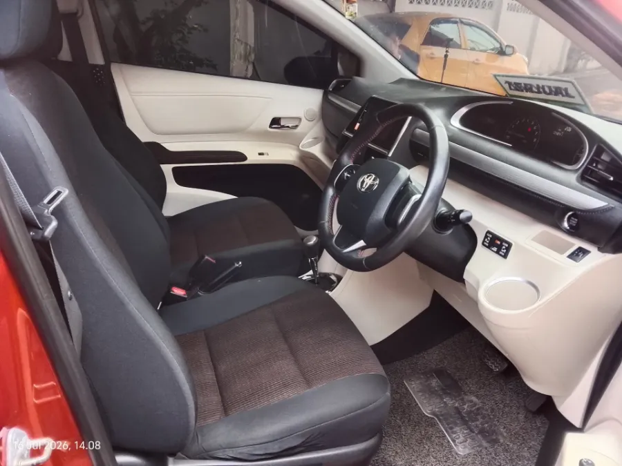 Foto Mobil Bekas Kabin Depan Toyota Sienta 1.5 V tahun 2017