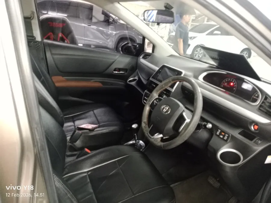 Foto Mobil Bekas Kabin Depan Toyota Sienta 1.5 V tahun 2017