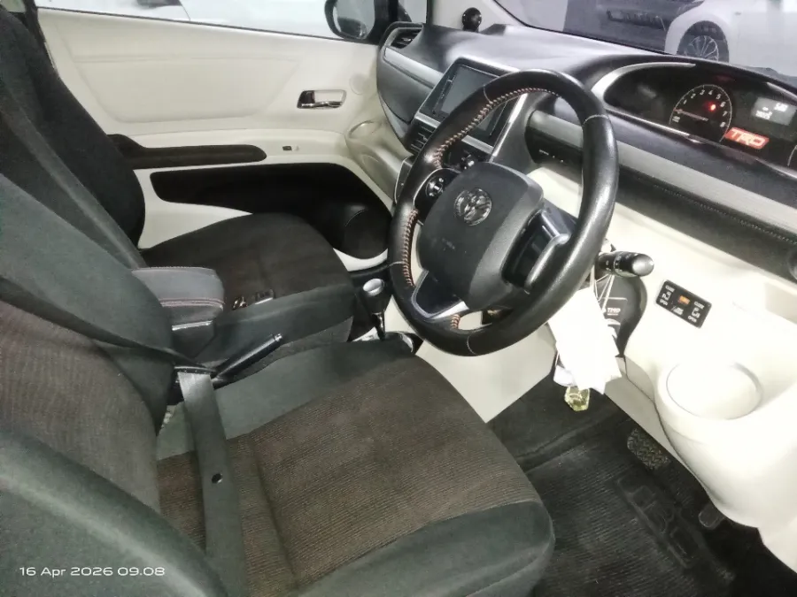 Foto Mobil Bekas Kabin Depan Toyota Sienta 1.5 V tahun 2017