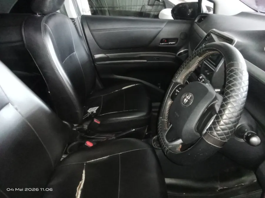 Foto Mobil Bekas Kabin Depan Toyota Sienta 1.5 V tahun 2017