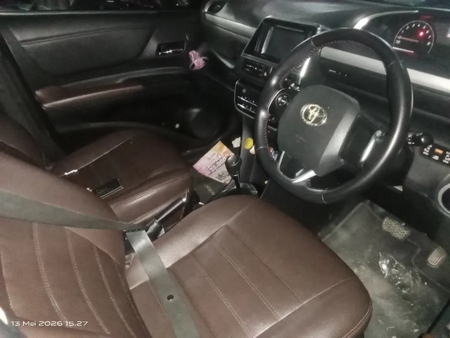 Foto Mobil Bekas Kabin Depan Toyota Sienta 1.5 V tahun 2017