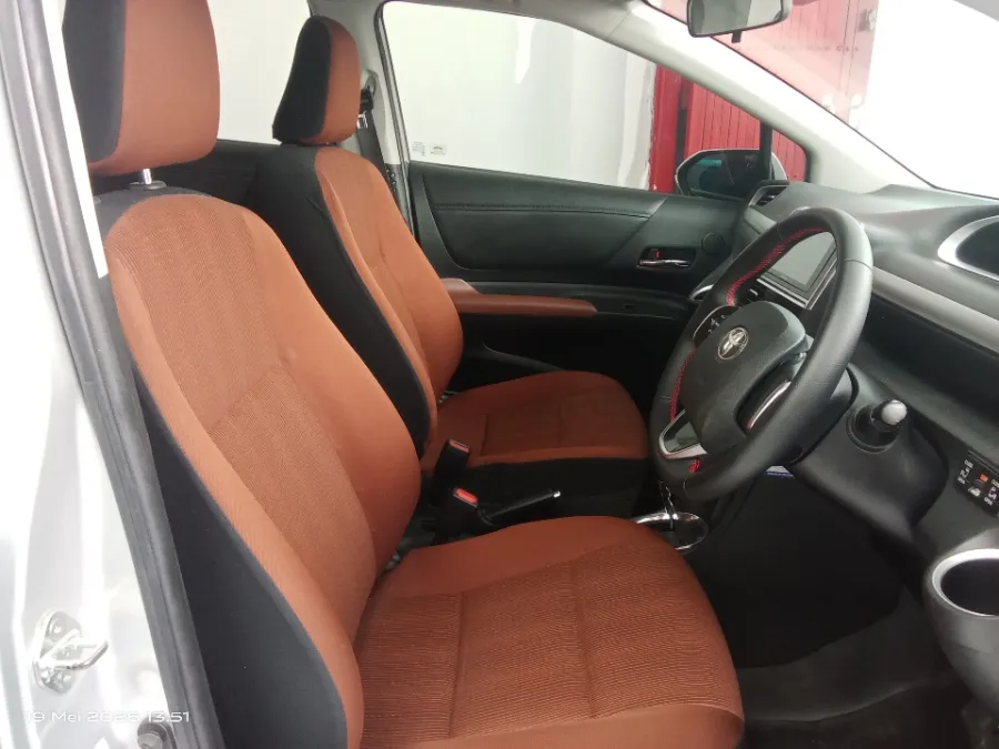Foto Mobil Bekas Kabin Depan Toyota Sienta 1.5 V tahun 2017
