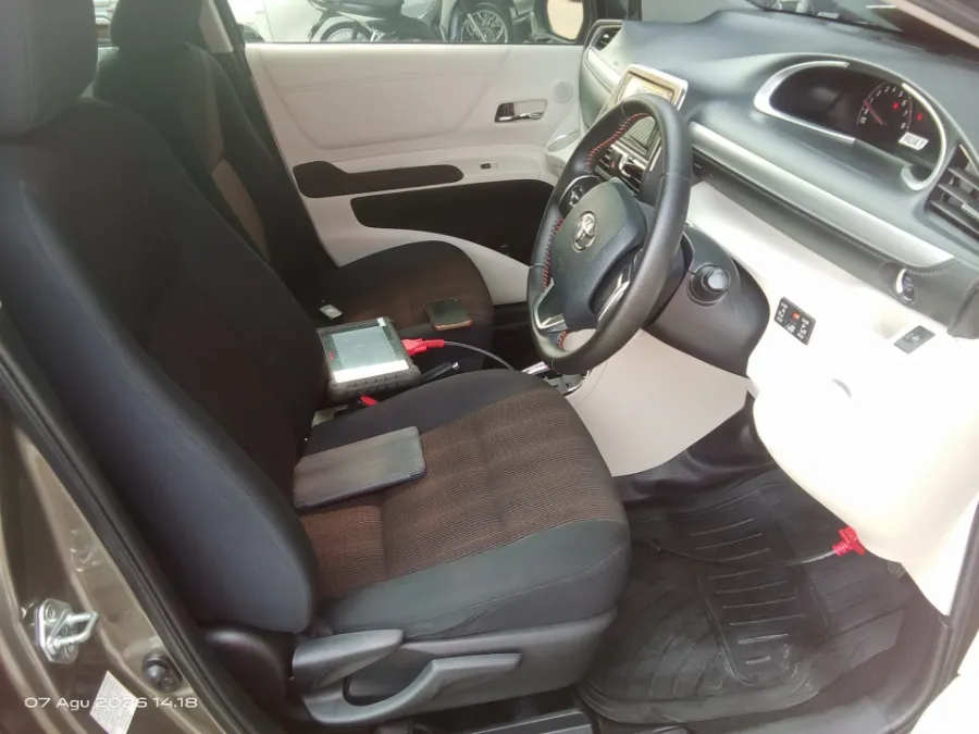 Foto Mobil Bekas Kabin Depan Toyota Sienta 1.5 V tahun 2017