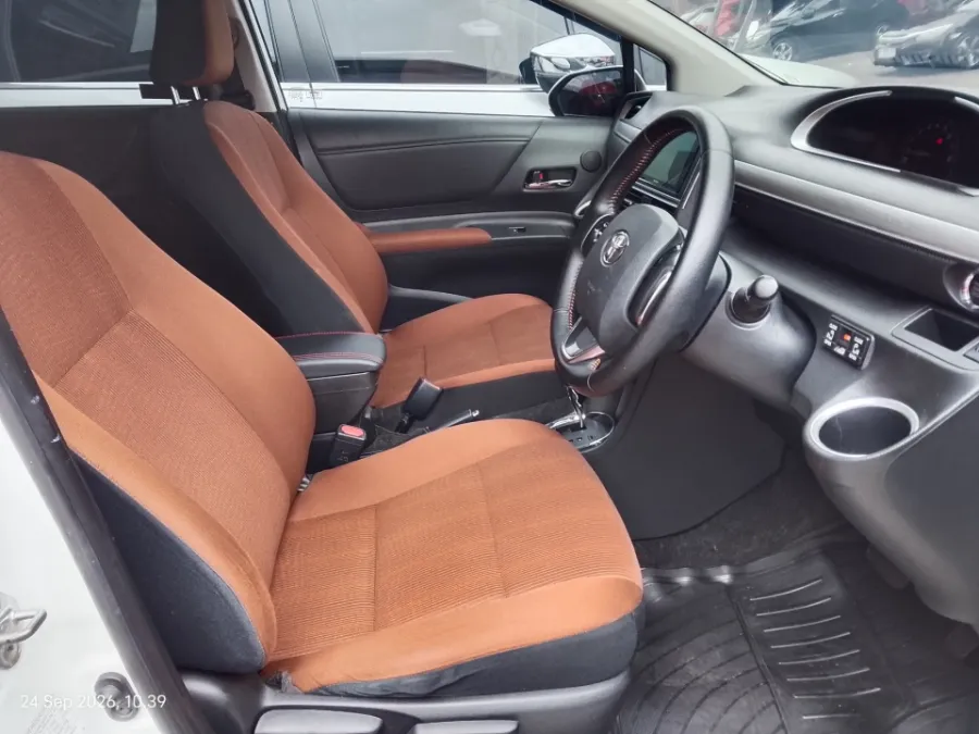 Foto Mobil Bekas Kabin Depan Toyota Sienta 1.5 V tahun 2017