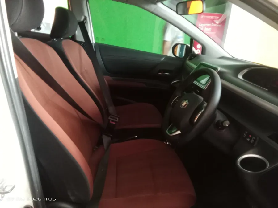 Foto Mobil Bekas Kabin Depan Toyota Sienta 1.5 V tahun 2017