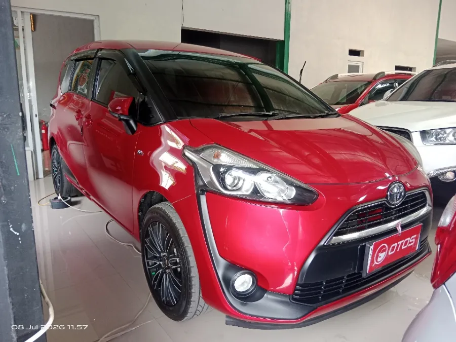 Foto Mobil Bekas Kanan Depan Toyota Sienta 1.5 V tahun 2017