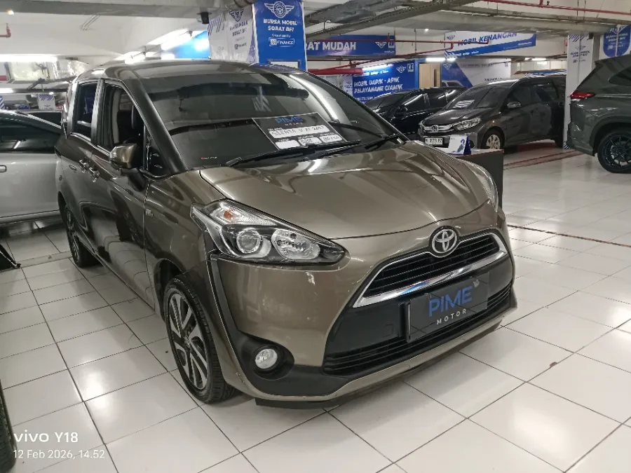Foto Mobil Bekas Kanan Depan Toyota Sienta 1.5 V tahun 2017