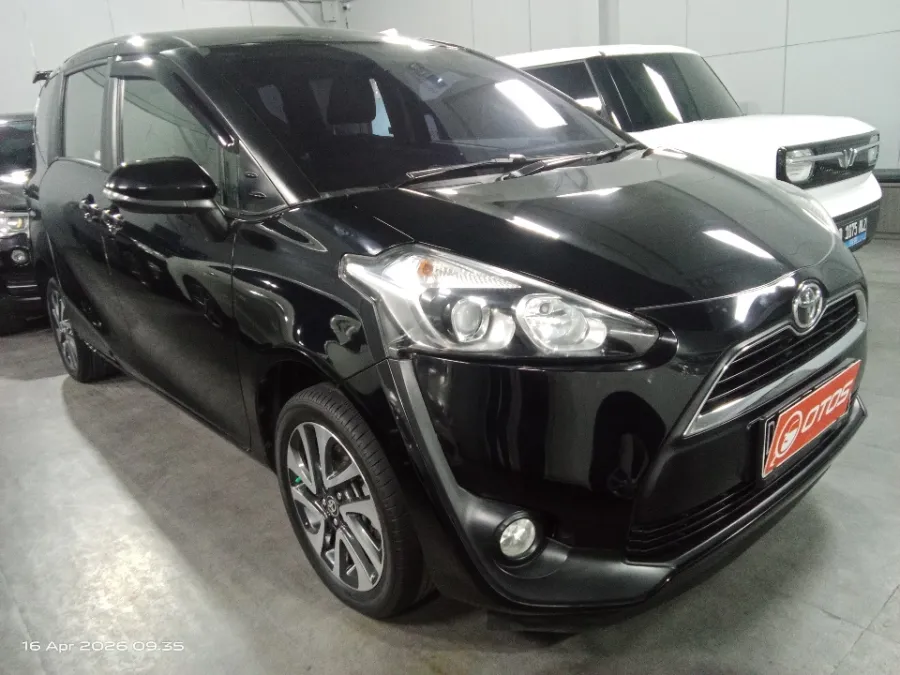 Foto Mobil Bekas Kanan Depan Toyota Sienta 1.5 V tahun 2017