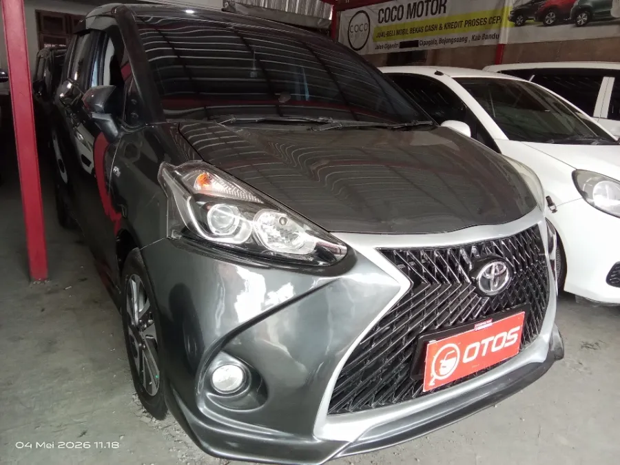Foto Mobil Bekas Kanan Depan Toyota Sienta 1.5 V tahun 2017
