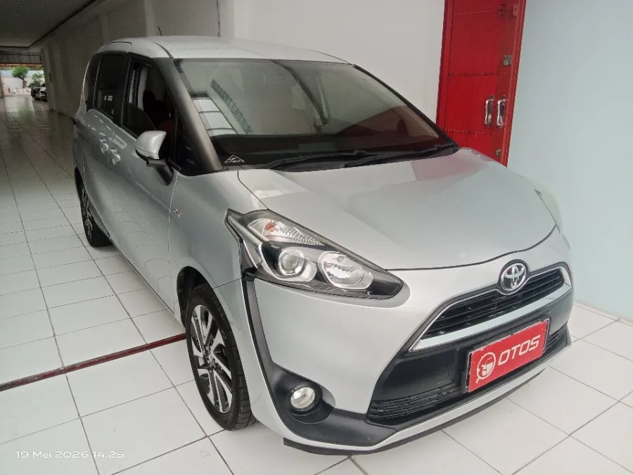 Foto Mobil Bekas Kanan Depan Toyota Sienta 1.5 V tahun 2017