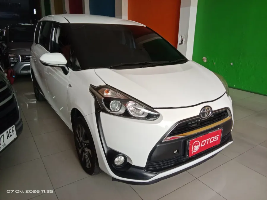 Foto Mobil Bekas Kanan Depan Toyota Sienta 1.5 V tahun 2017