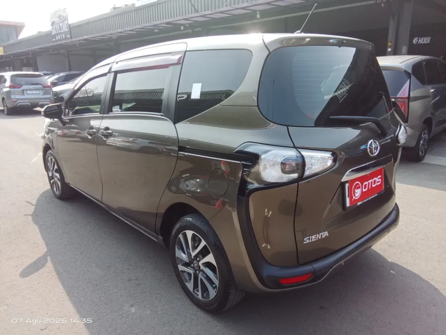 Foto Mobil Bekas Kiri Belakang Toyota Sienta 1.5 V tahun 2017