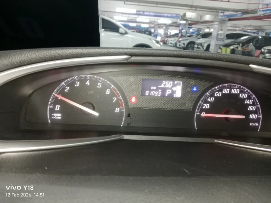 Foto Mobil Bekas Odometer Toyota Sienta 1.5 V tahun 2017
