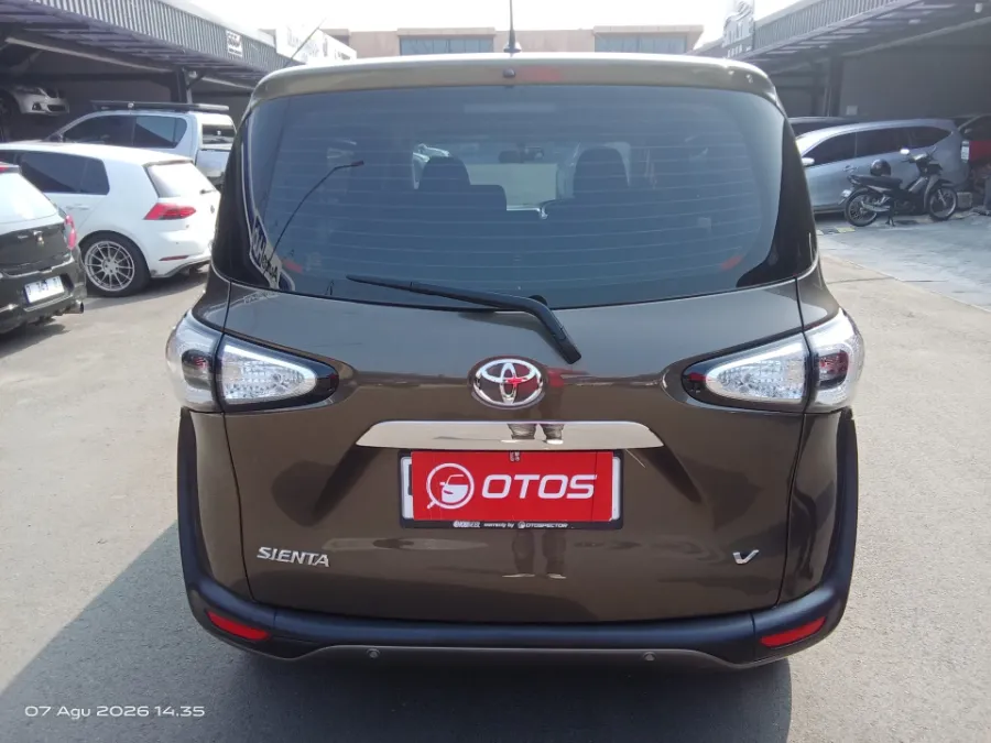 Foto Mobil Bekas Tampak Belakang Toyota Sienta 1.5 V tahun 2017