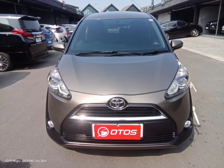 Foto Mobil Bekas Tampak Depan Toyota Sienta 1.5 V tahun 2017