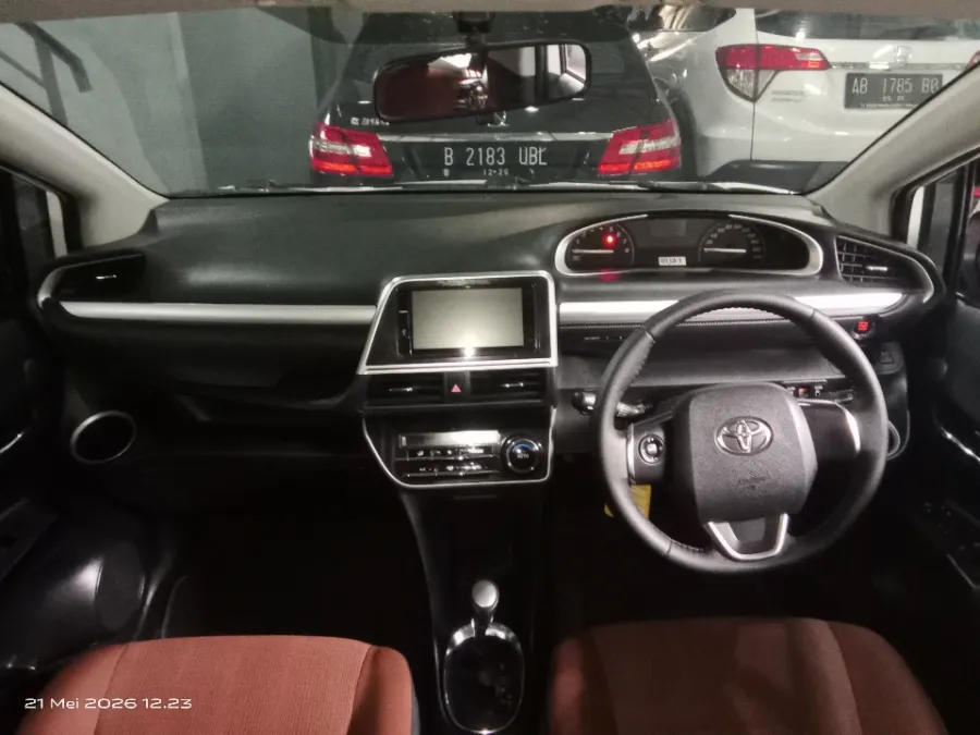 Foto Mobil Bekas Dashboard Toyota Sienta 1.5 V tahun 2018