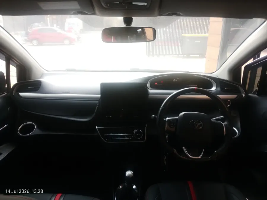 Foto Mobil Bekas Dashboard Toyota Sienta 1.5 V tahun 2018