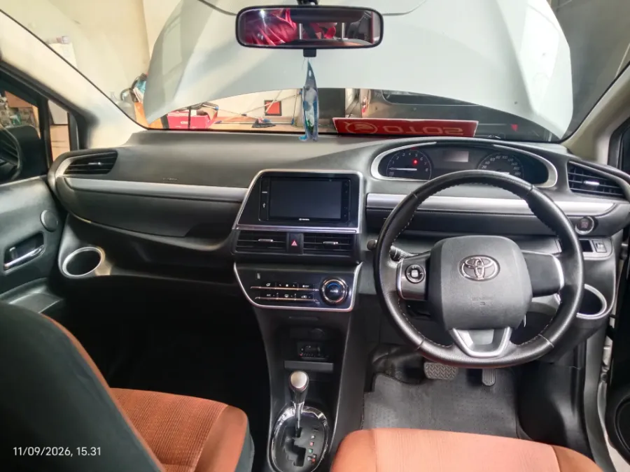 Foto Mobil Bekas Dashboard Toyota Sienta 1.5 V tahun 2018