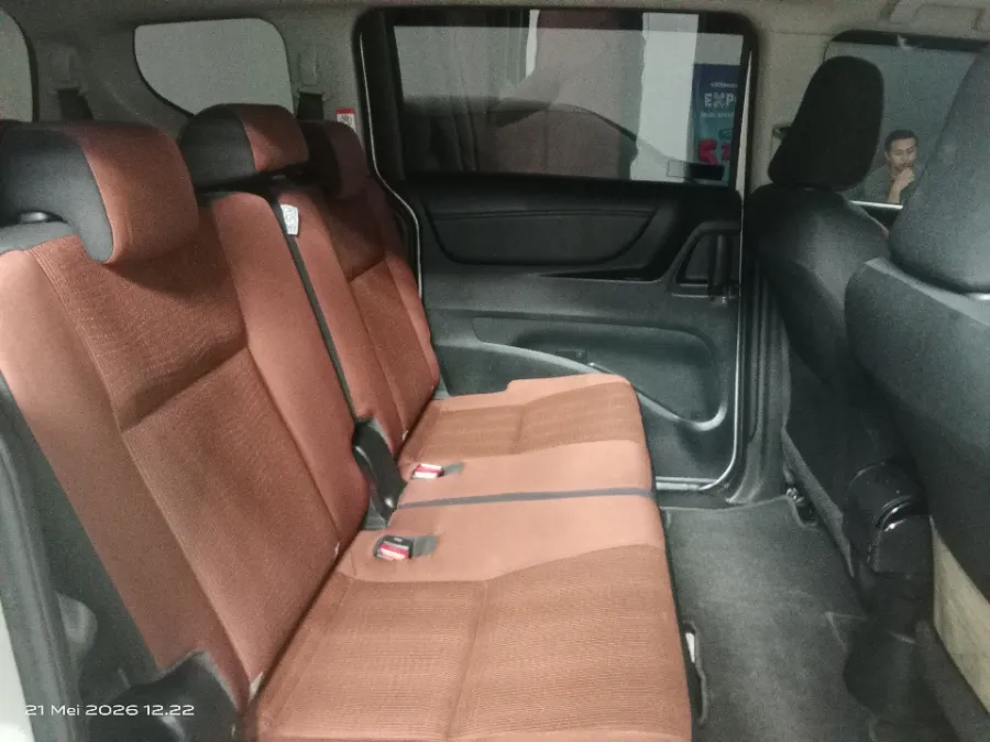 Foto Mobil Bekas Kabin Belakang Toyota Sienta 1.5 V tahun 2018