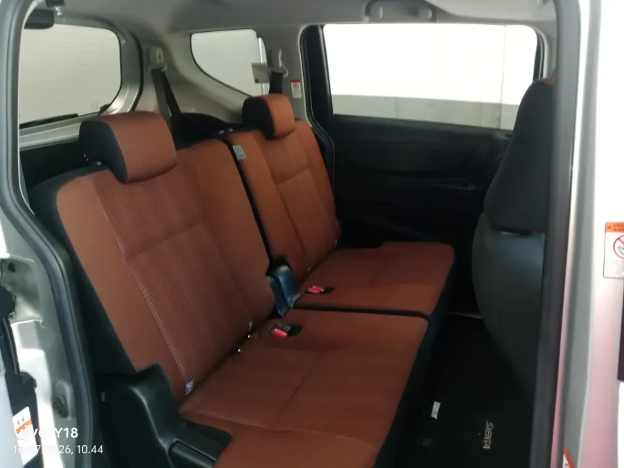 Foto Mobil Bekas Kabin Belakang Toyota Sienta 1.5 V tahun 2018