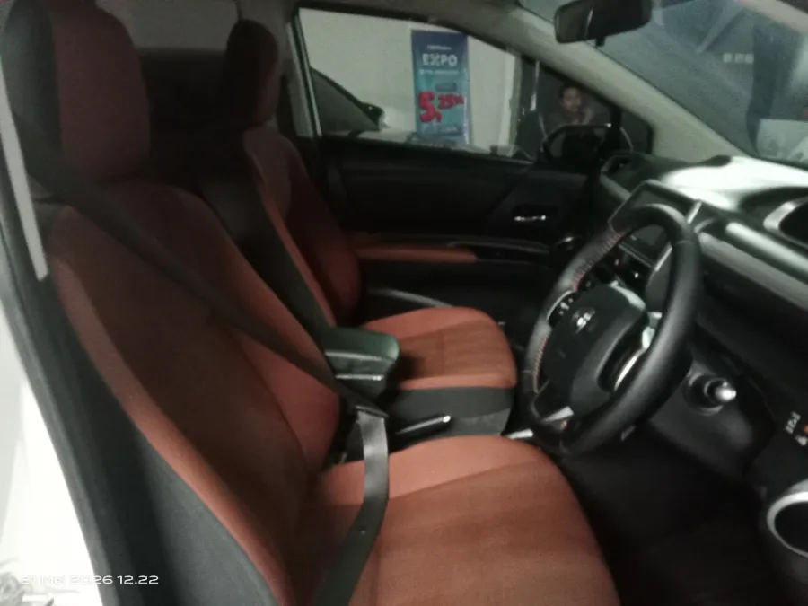 Foto Mobil Bekas Kabin Depan Toyota Sienta 1.5 V tahun 2018