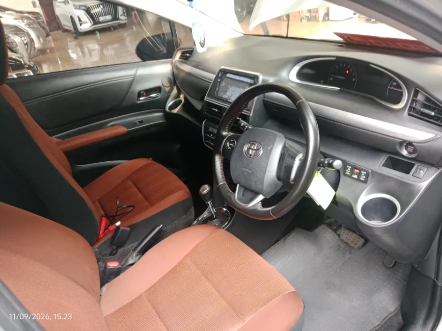 Foto Mobil Bekas Kabin Depan Toyota Sienta 1.5 V tahun 2018