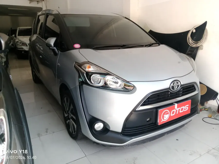 Foto Mobil Bekas Kanan Depan Toyota Sienta 1.5 V tahun 2018