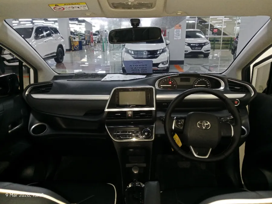 Foto Mobil Bekas Dashboard Toyota Sienta 1.5 V tahun 2019