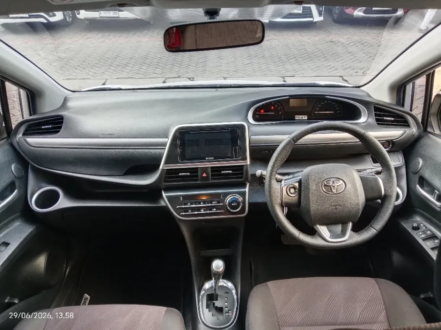 Foto Mobil Bekas Dashboard Toyota Sienta 1.5 V tahun 2019