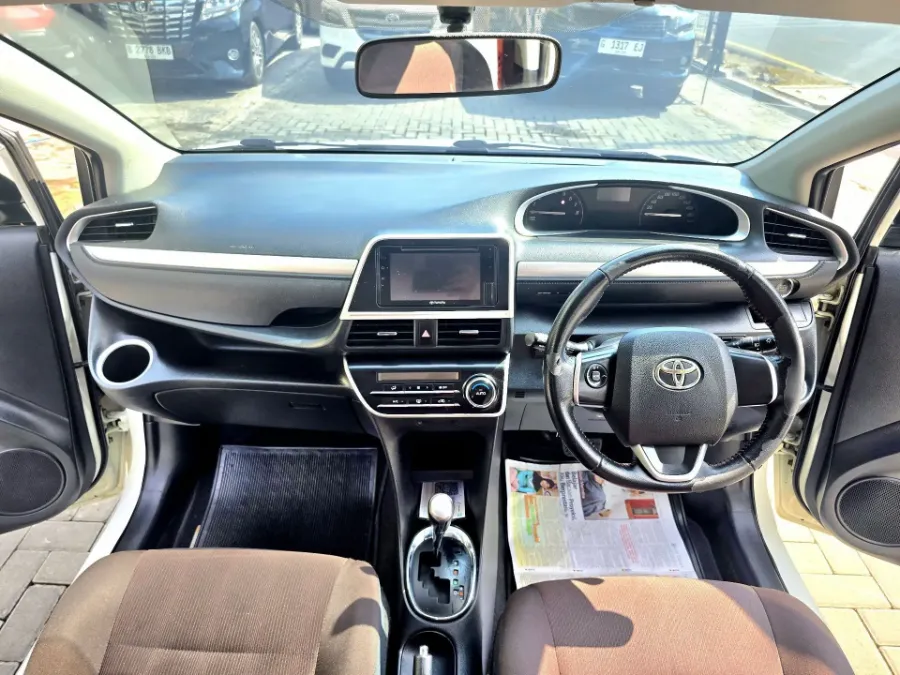 Foto Mobil Bekas Dashboard Toyota Sienta 1.5 V tahun 2019