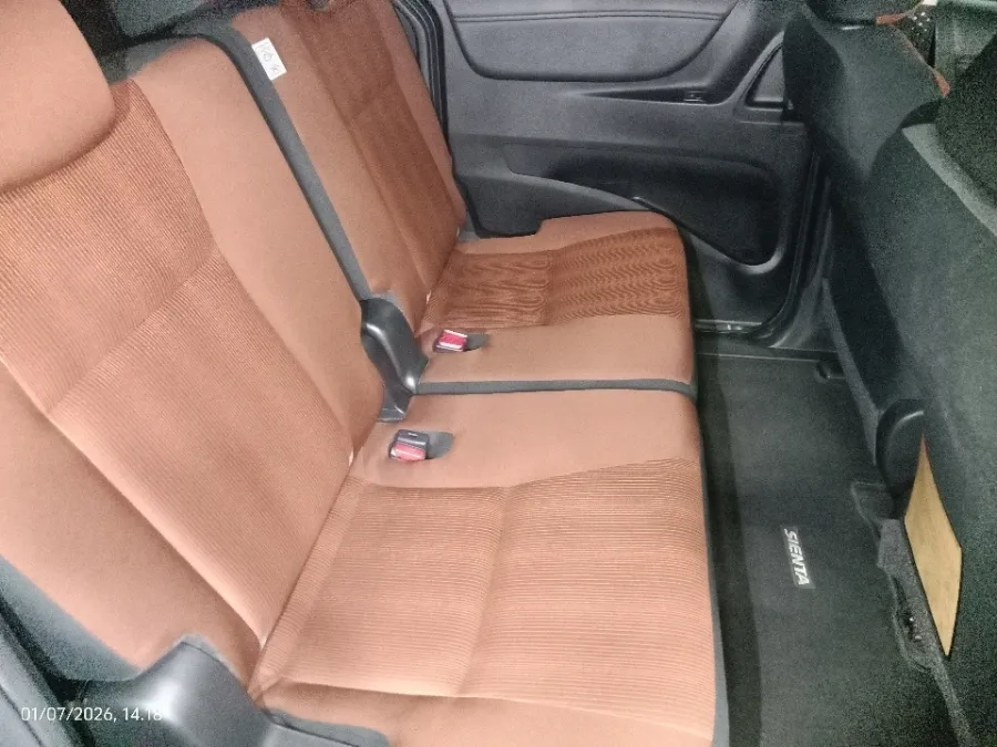 Foto Mobil Bekas Kabin Belakang Toyota Sienta 1.5 V tahun 2019
