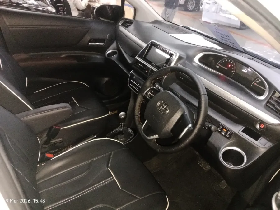 Foto Mobil Bekas Kabin Depan Toyota Sienta 1.5 V tahun 2019