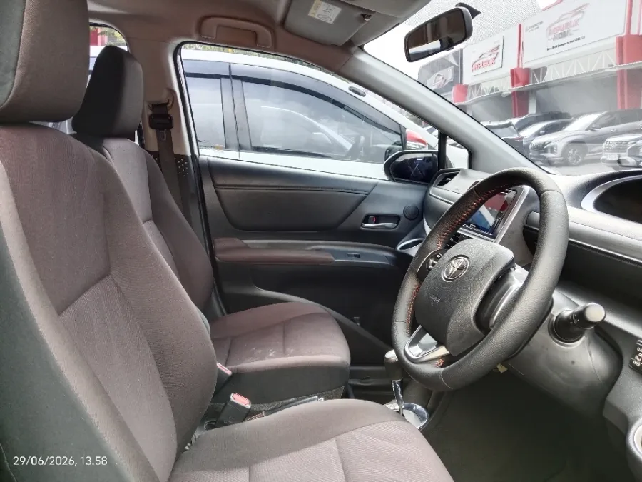 Foto Mobil Bekas Kabin Depan Toyota Sienta 1.5 V tahun 2019