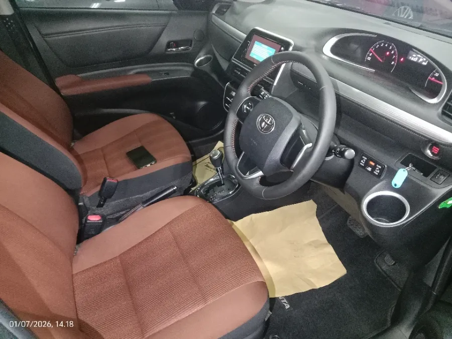 Foto Mobil Bekas Kabin Depan Toyota Sienta 1.5 V tahun 2019