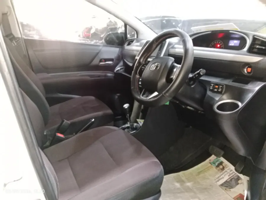 Foto Mobil Bekas Kabin Depan Toyota Sienta 1.5 V tahun 2019