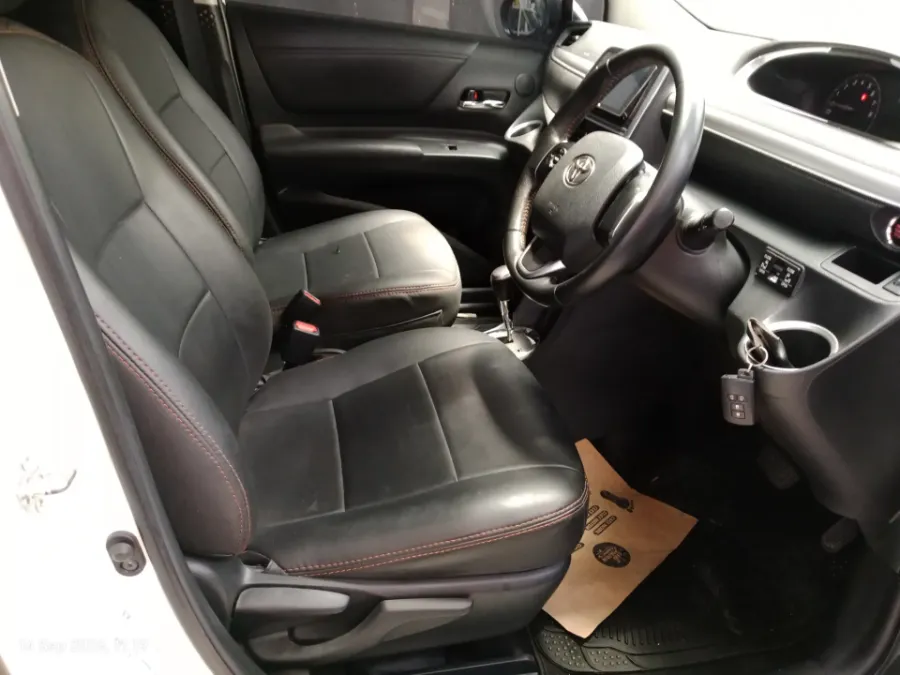 Foto Mobil Bekas Kabin Depan Toyota Sienta 1.5 V tahun 2019