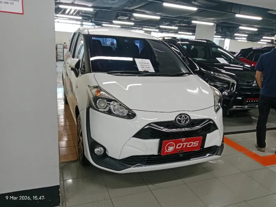 Foto Mobil Bekas Kanan Depan Toyota Sienta 1.5 V tahun 2019
