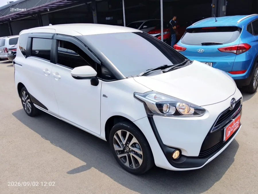 Foto Mobil Bekas Kanan Depan Toyota Sienta 1.5 V tahun 2019