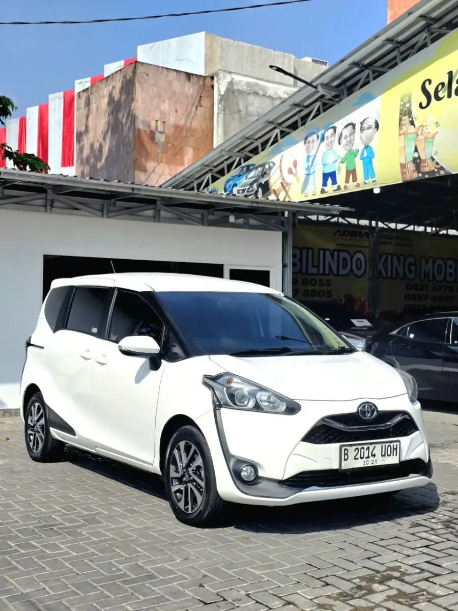 Foto Mobil Bekas Kanan Depan Toyota Sienta 1.5 V tahun 2019