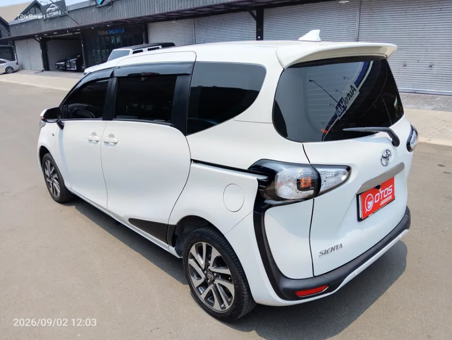 Foto Mobil Bekas Kiri Belakang Toyota Sienta 1.5 V tahun 2019